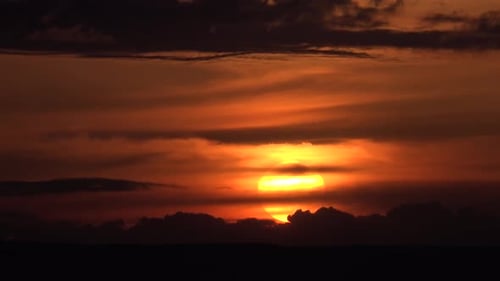 Coucher de soleil sur les couches horizontales de nuages sombres