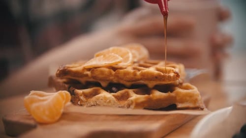 Recouvrir une gaufre avec un sirop