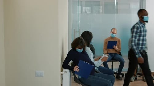 Un recruteur des RH emmène une candidate enceinte à une réunion d'entretien d'embauche