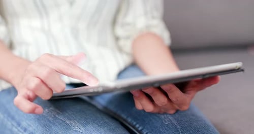 Frau arbeitet am Tablet-Computer