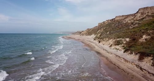 Tropical Beach Video, Vogelperspektive von blau schäumenden Meereswellen, die gegen die Küste zerquetschen