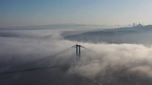 vídeo aéreo da ponte do Bósforo em um dia de neblina em Istambul, Turquia. 15 de julho: Martyrs Bridge 11