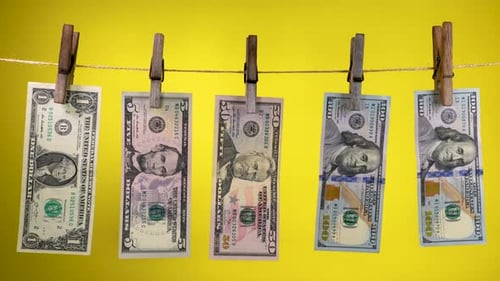 Des dollars secs sur une pince à linge