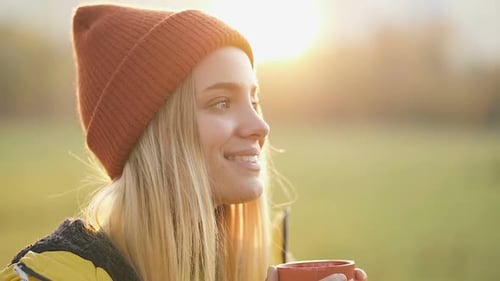 Retrato de mulher loira atraente bebendo café