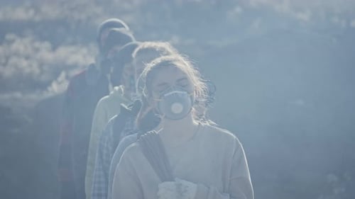 Porträt von Menschen mit Gasmaske, die in giftigen Rauchwolken stehen.