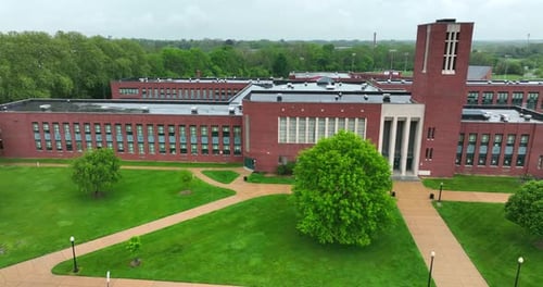 Vue aérienne de l'école par camion. Lycée par une journée pluvieuse et nuageuse au printemps. Bâtiment éducatif.