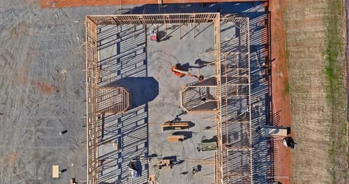 Vista aérea del hueco del ascensor para un edificio de bloques de concreto en construcción sobre los trabajadores tendidos