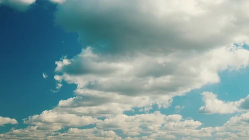 Wunderschöner bewölkter Dramatisch Himmel mit flauschigen Wolken