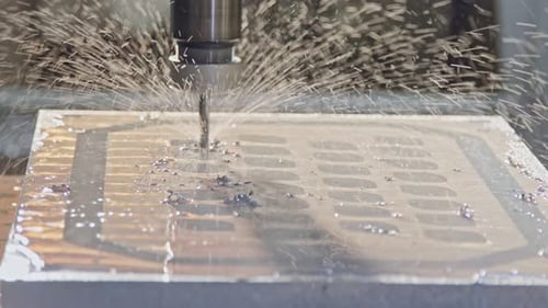 CNC-Fräse, die ein fortschrittliches Metallteil mit Flüssigkeit