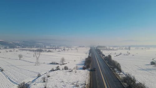 Autos fahren die verschneite Autobahn entlang