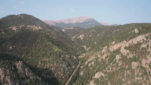 Descente aérienne lente au-dessus des montagnes, granit de Pikes Peak en arrière-plan