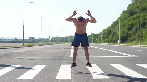 Un homme Burpee fait de l'exercice physique à Burpees en plein air. Ralenti