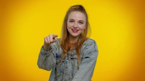 Mädchen lächelt aufgeregt und zeigt auf die Kamera Schönheit Wählen Sie den glücklichen Gewinner, der darauf hinweist, dass