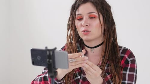 Concepto de blogs y transmisiones de vídeo. Joven bloguera grabando Vídeo o transmitiendo en vivo