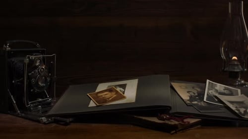 Álbum de fotos con retratos familiares y cámara antigua