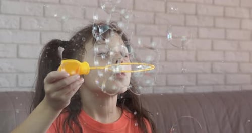 Du temps pour enfants avec des bulles de savon.