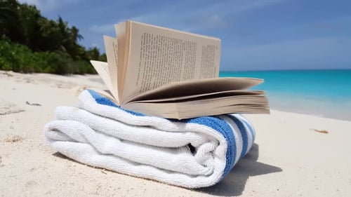 Lufthimmel eines entspannenden Strandausflugs mit Meerblick am blauen Meer mit weißem Sandhintergrund eines Tages davor