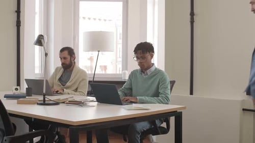 Des hommes diversifiés travaillant dans un espace de coworking