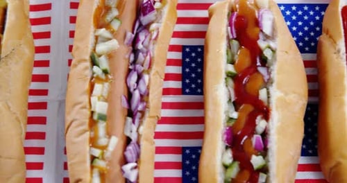 Hamburguesas servidas con bandera estadounidense