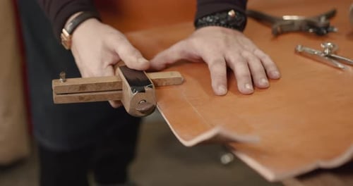 Handwerker, der in einer Werkstatt mit Leder arbeitet