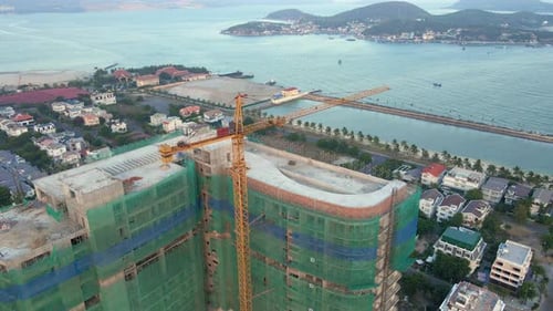 Foto aérea del sitio de construcción con una grúa de construcción. Concepto de construcción de edificios altos