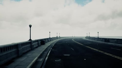 Ponte longa em neblina enevoada