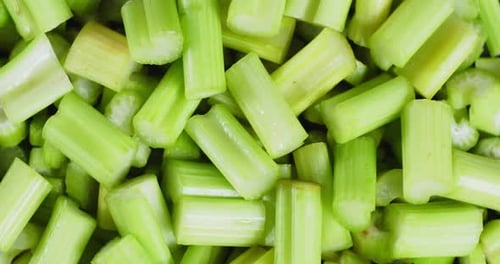 Morceaux de céleri frais tranchés.