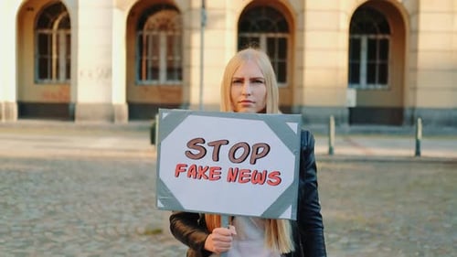 Une jeune femme proteste contre les fausses nouvelles