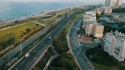 Vue aérienne de la circulation urbaine sur la côte à Haïfa en Israël