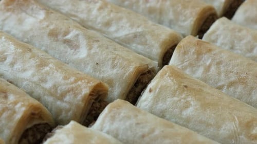 Schwenken über Filoteig süße Brötchen 4K 2160p 30fps UHD-Aufnahmen - Traditioneller türkischer Phyllo-Kuchen mit