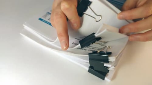 Vista frontal de un hombre de negocios buscando documentos archivos o información en la pila de finanzas