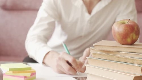 Mann hinter Büchern Lernen Und Hausaufgaben machen
