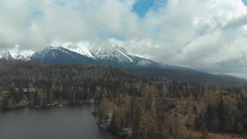 Vue aérienne de Strbske Pleso dans les nuages et les montagnes enneigées.
Slovaquie