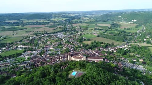 Village de Saint-Cyprien en Périgord en France vu du ciel