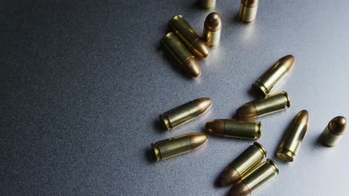 Filmmusik rotierende Aufnahme von Kugeln auf einer metallischen Oberfläche - BULLETS 045
