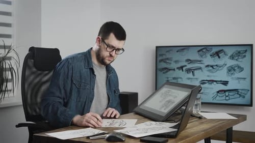 Ein talentierter Industriedesigner skizziert ein Auto