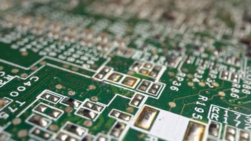 Extreme Nahaufnahme einer grünen Leiterplattenelektronik, aufgenommen mit Dolly