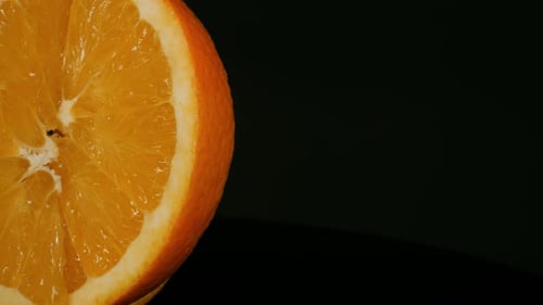 Naranja sobre fondo negro