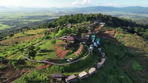 Vista aérea desde un Zumbido de un pueblo rural en las montañas