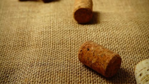Corchos de vino que caen