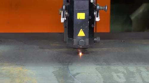 Laserschneiden von Metall auf der CNC-Maschine