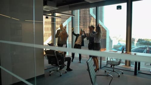 Funcionários felizes comemorando o aniversário do chefe no escritório