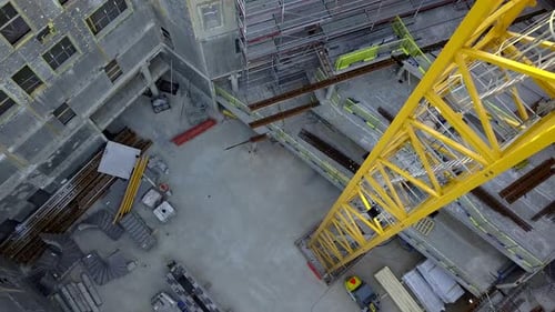 Vista aérea de una grúa de construcción amarilla.