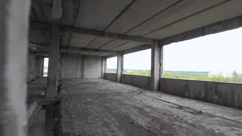 FPV Drone Flies Maneuverable Through an Abandoned Building