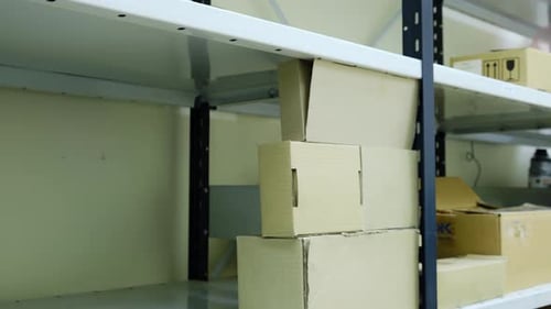 Entrepôt logistique, Laps de temps. Les étagères sont remplies de boîtes contenant du fret et des marchandises dans l'entrepôt