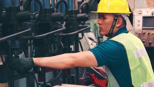 Intelligenter Fabrikarbeiter benutzt Maschine in der Fabrikwerkstatt