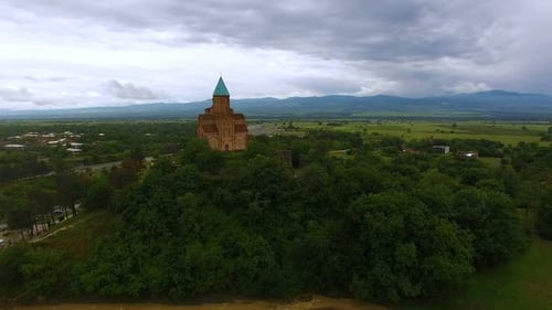 Drohne fliegt über alte georgianische Gremi-Kirche auf Green Hill, Architektur