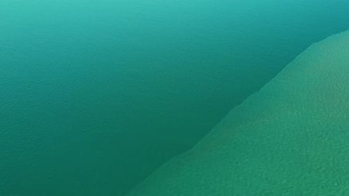 4K-Luftdrohnenaufnahme wunderschöner Meereswellen, Flug über das Meer.
