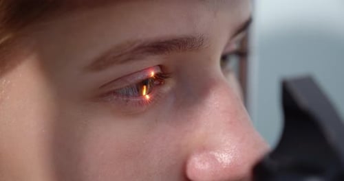 Junge Frau lässt ihre Augen mit modernen medizinischen Geräten untersuchen