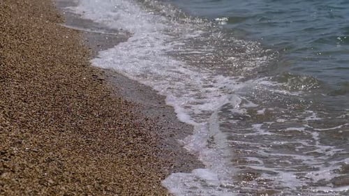 Leerer einsamer Strand am Atlantik im sanften Morgenlicht
